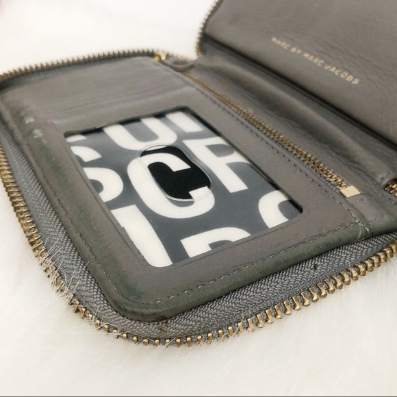 Authentic Marc Jacobs grey wallet wristlet holder - Picture 11 of 11